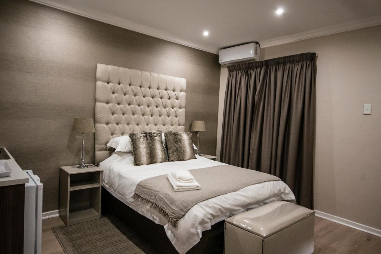 The Royal Guest House Klerksdorp Bagian luar foto
