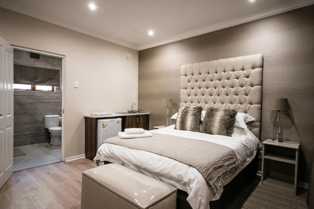 The Royal Guest House Klerksdorp Bagian luar foto
