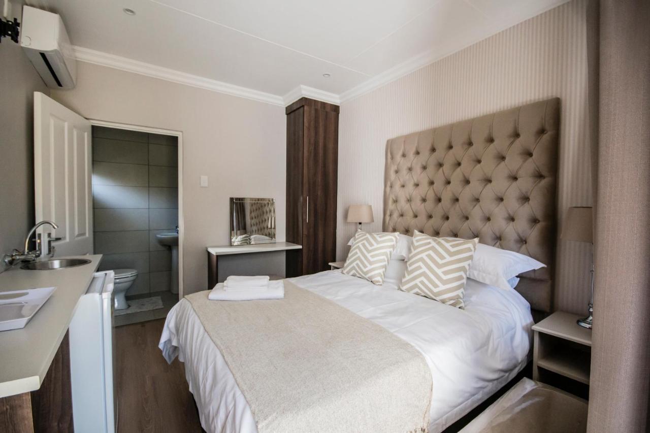 The Royal Guest House Klerksdorp Bagian luar foto