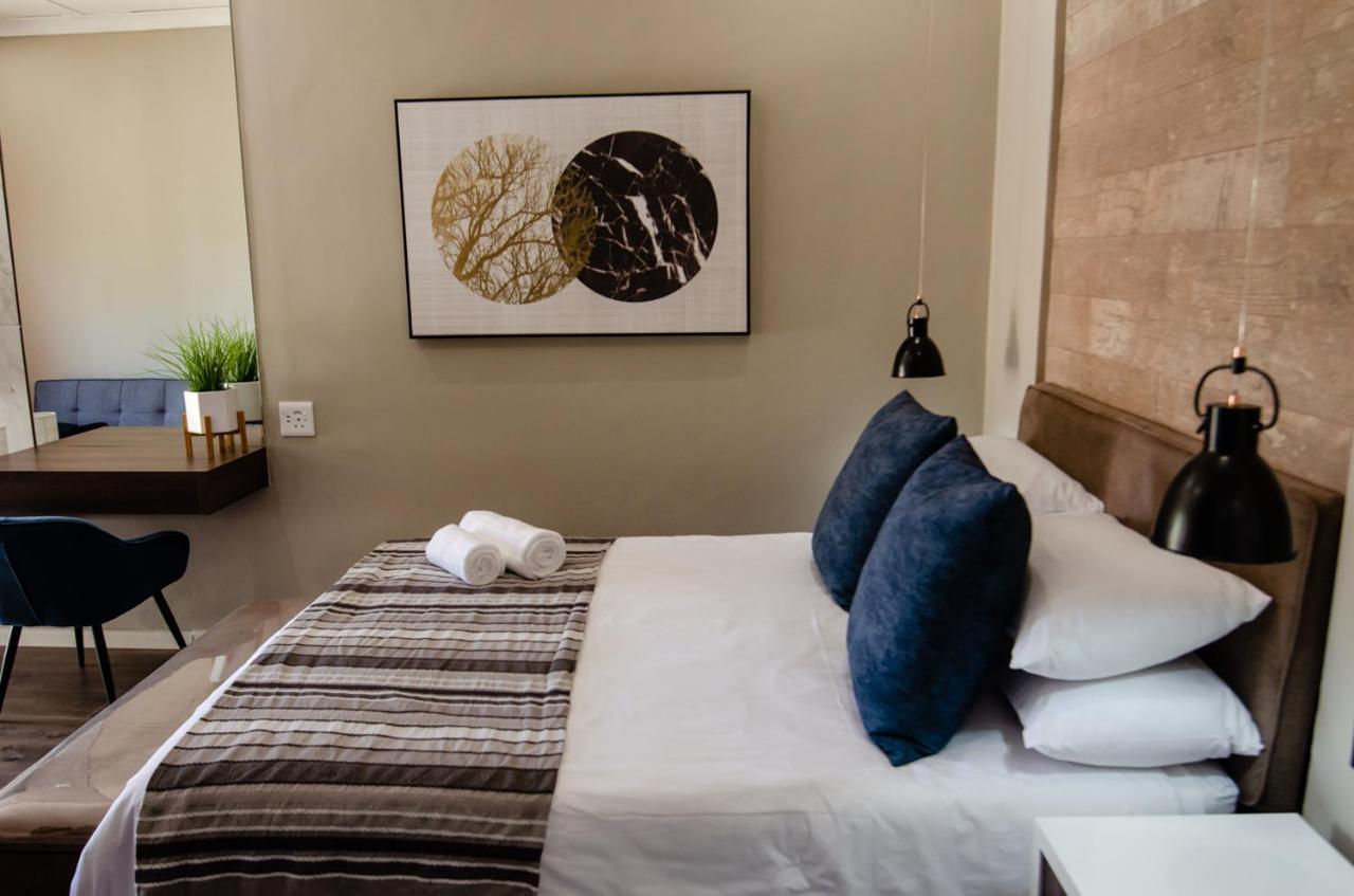 The Royal Guest House Klerksdorp Bagian luar foto